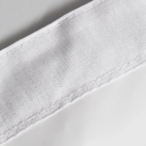 Large bande de 5cm en velcro sur toute la longueur et de chaque côté pour une accroche de la gouttière en PVC sur le toit Large bande de 5cm en velcro sur toute la longueur et de chaque côté pour une accroche de la gouttière en PVC sur le toit