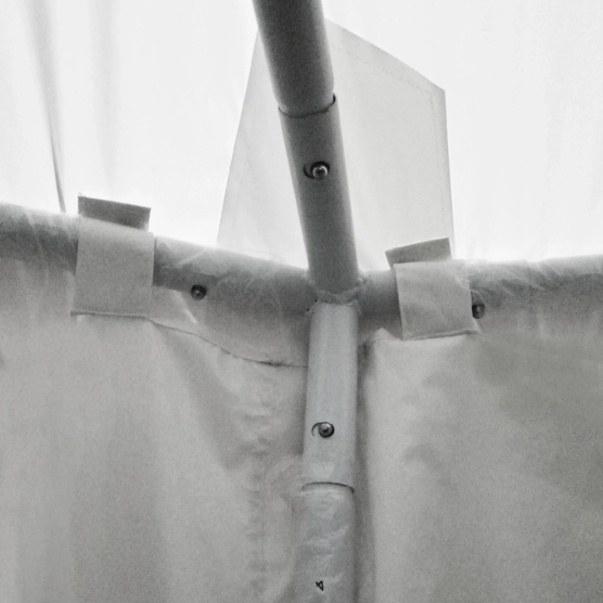 La bâche d'entourage de notre chapiteau de festivités octogonal est équipée de larges passants en velcro pour une bonne accroche