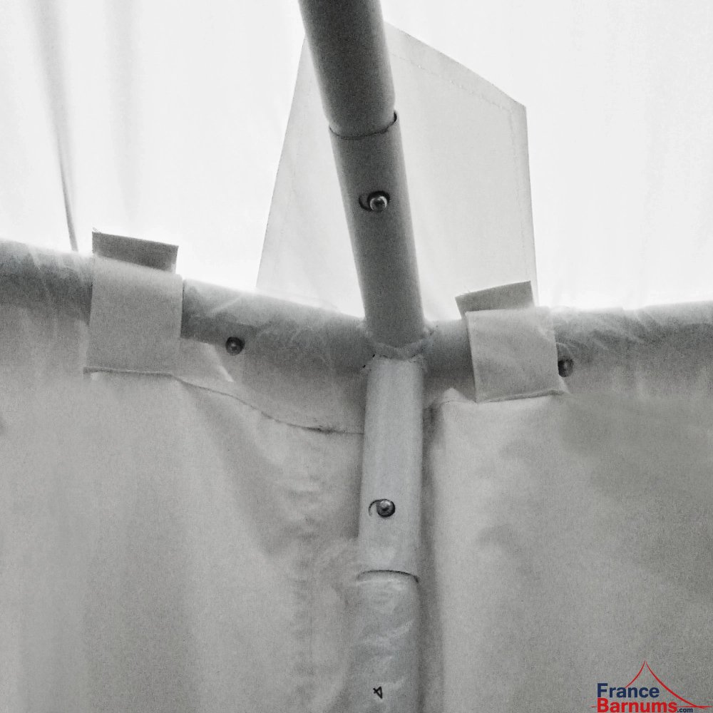 La bâche d'entourage de notre chapiteau de festivités octogonal est équipée de larges passants en velcro pour une bonne accroche