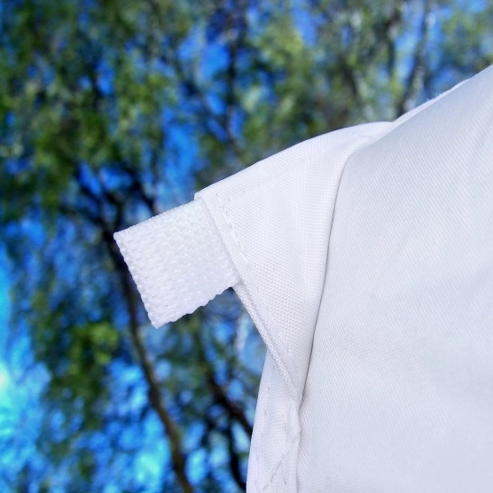 Notre chapiteau de réception OCTOGONAL est équipé de sangles pour le haubanage à chaque angle de la bâche de toit