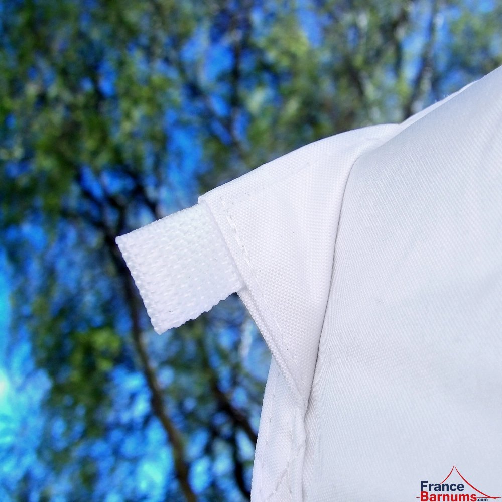 Notre chapiteau de réception OCTOGONAL est équipé de sangles pour le haubanage à chaque angle de la bâche de toit