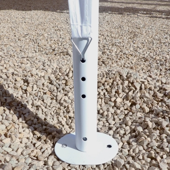 Notre tente de réception octogonale est munie d'une platine à chaque pied pour une accroche au sol et une meilleure stabilité