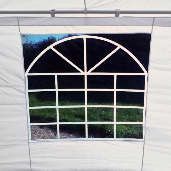 5 faces de notre tente de réception octogonale sont équipées d'une fenêtre vitrage cathédrale