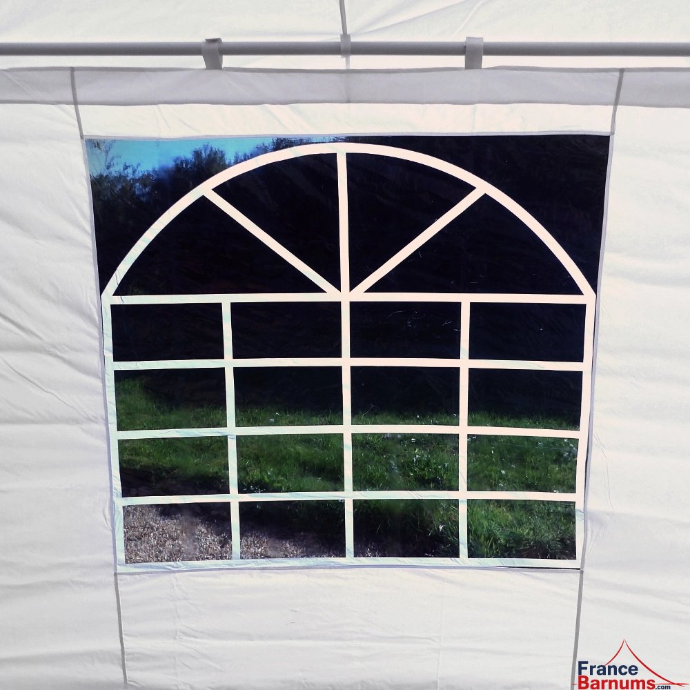 5 faces de notre tente de réception octogonale sont équipées d'une fenêtre vitrage cathédrale
