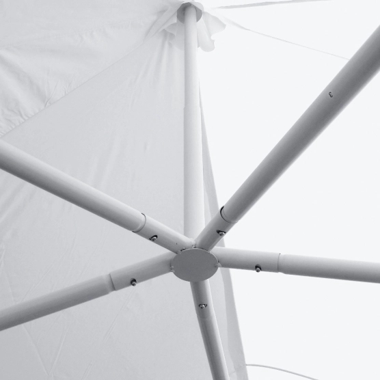 Notre tente de réception octogonale a des mâts munis d'un ressort amortisseur pour préserver la structure