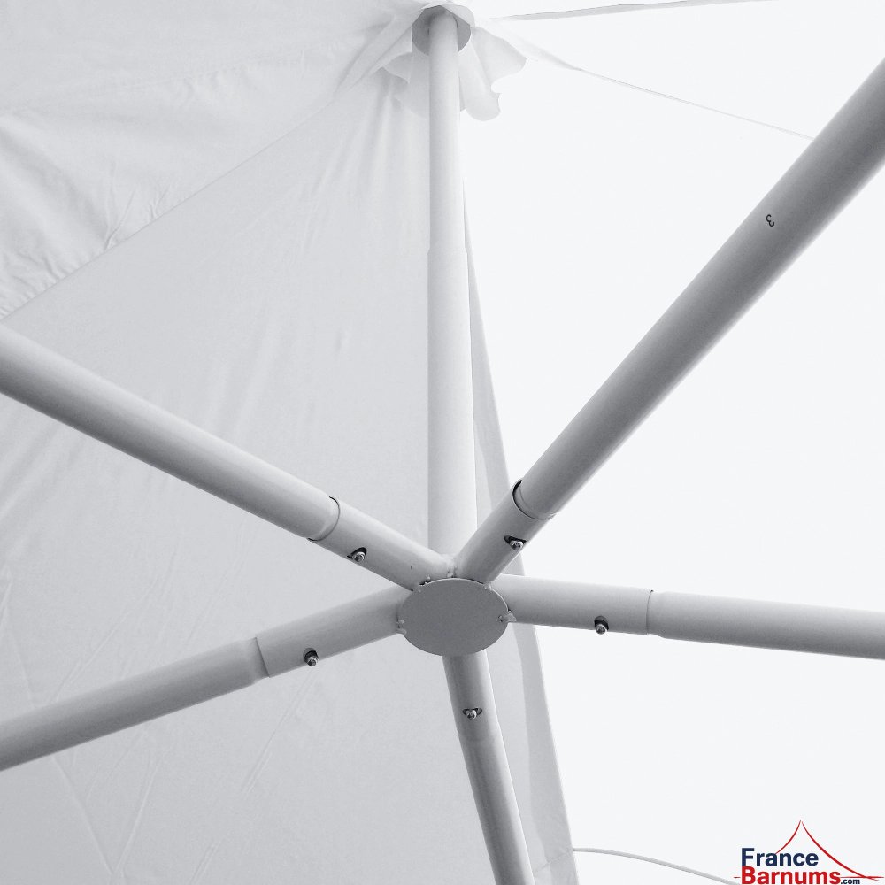 Notre tente de réception octogonale a des mâts munis d'un ressort amortisseur pour préserver la structure