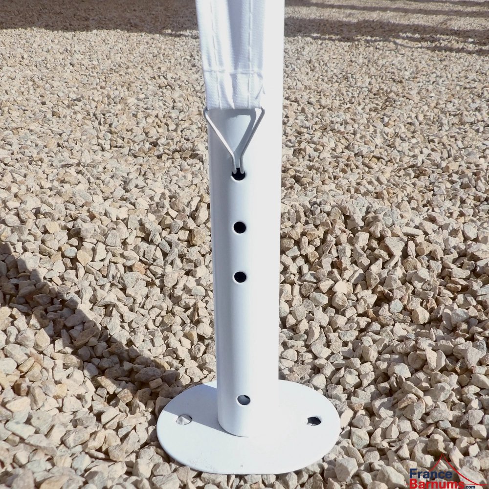 Notre tente de réception octogonale est munie d'une platine à chaque pied pour une accroche au sol et une meilleure stabilité Notre tente de réception octogonale est munie d'une platine à chaque pied pour une accroche au sol et une meilleure stabilité