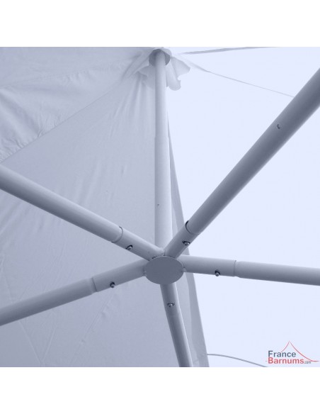 Notre tente de réception octogonale a des mâts munis d'un ressort amortisseur pour préserver la structure