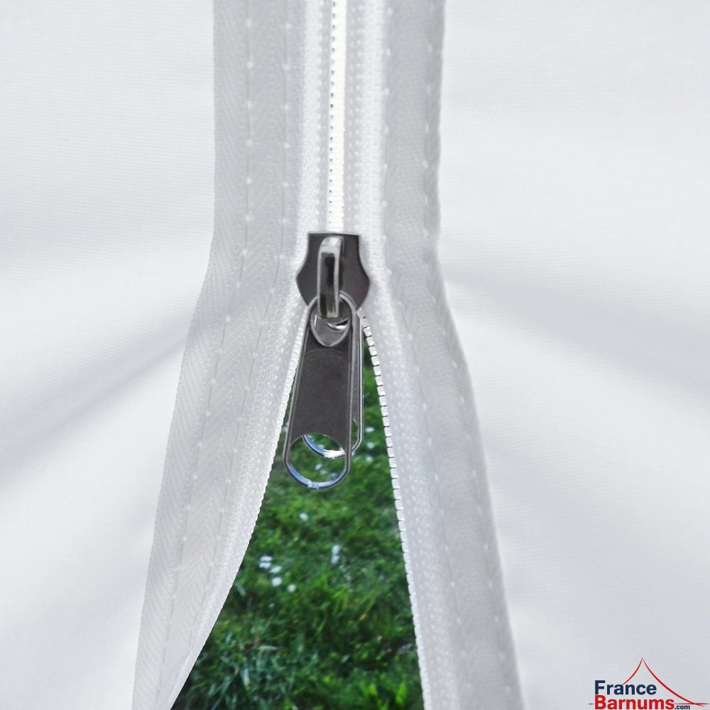 Notre tente de réception octogonale est équipée de 3 faces avec une porte à ouverture centrale à fermeture éclair