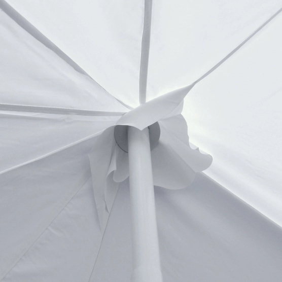 Notre tente de réception OCTOGONALE est équipée d'une bâche de renfort au niveau des mâts afin de protéger la bâche de toit