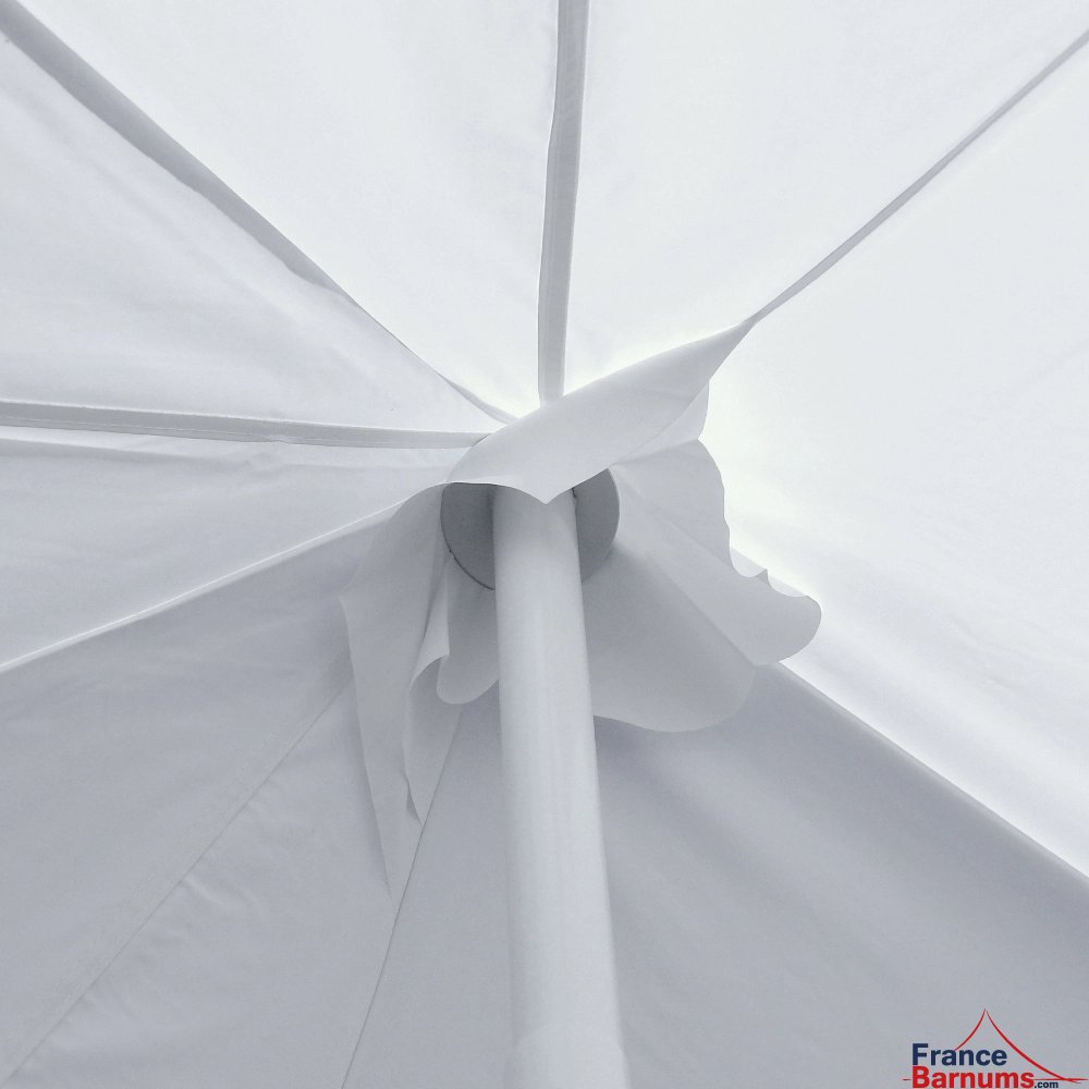 Notre tente de réception OCTOGONALE est équipée d'une bâche de renfort au niveau des mâts afin de protéger la bâche de toit