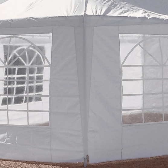 La bâche de toit de ce chapiteau de réception est équipée de jonctions à chaque pied avec fixation de tension à crochet