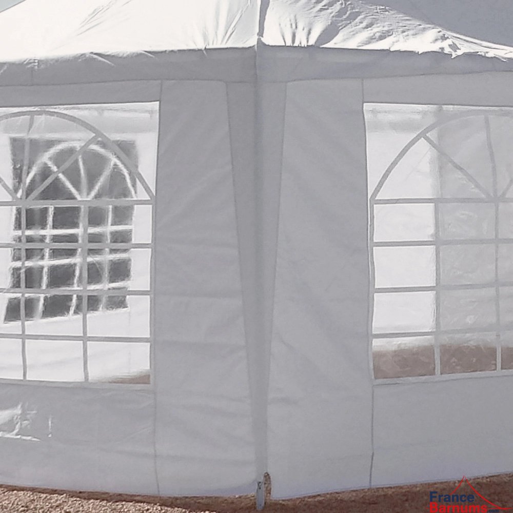 La bâche de toit de ce chapiteau de réception est équipée de jonctions à chaque pied avec fixation de tension à crochet