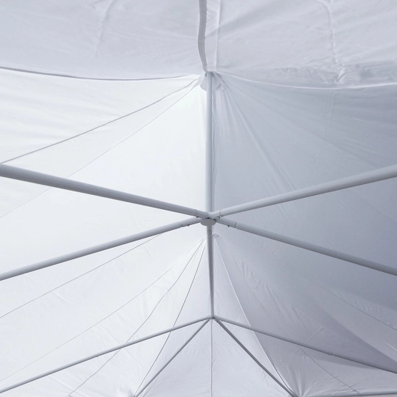 Notre chapiteau de festivité est équipé de deux mâts pour une bonne évauation des eaux de pluie