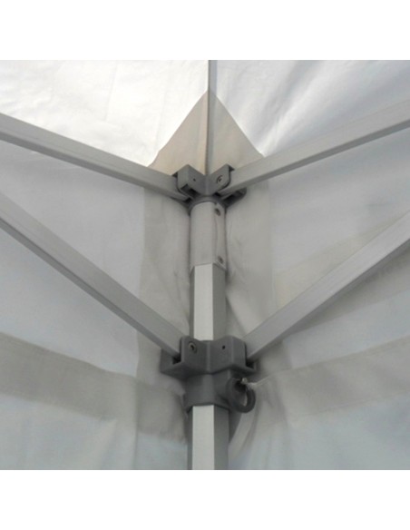La bâche de toit de nos barnums Pro en aluminium est renforcée aux angles, mât(s) et intersections