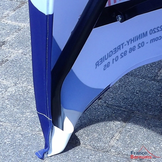 4 patins de renfort élastiques  au niveau de chaque pied de la table