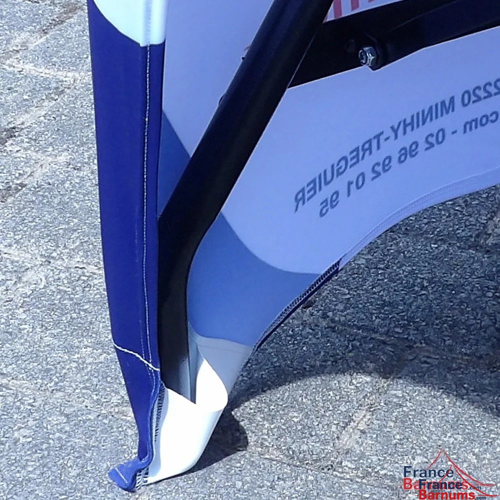 4 patins de renfort élastiques  au niveau de chaque pied de la table