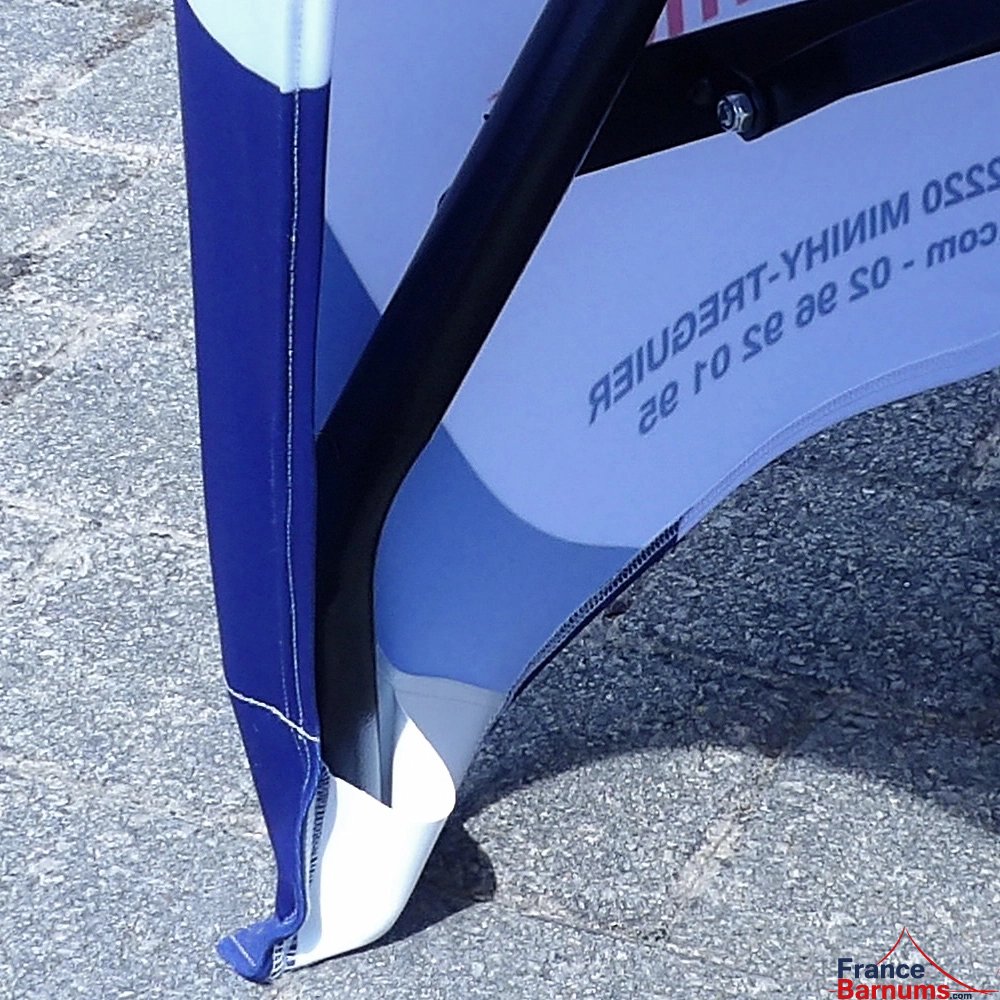 4 patins de renfort élastiques  au niveau de chaque pied de la table