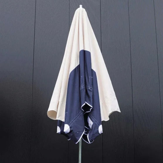 Parasol forain télescopique 300x300cm BLEU MARINE et BEIGE plié Parasol forain télescopique 300x300cm BLEU MARINE et BEIGE plié