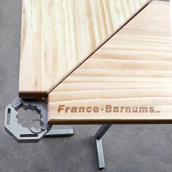 Comptoir buvette en bois verni à accrocher sur les pieds d'un barnum pliant Comptoir buvette en bois verni à accrocher sur les pieds d'un barnum pliant