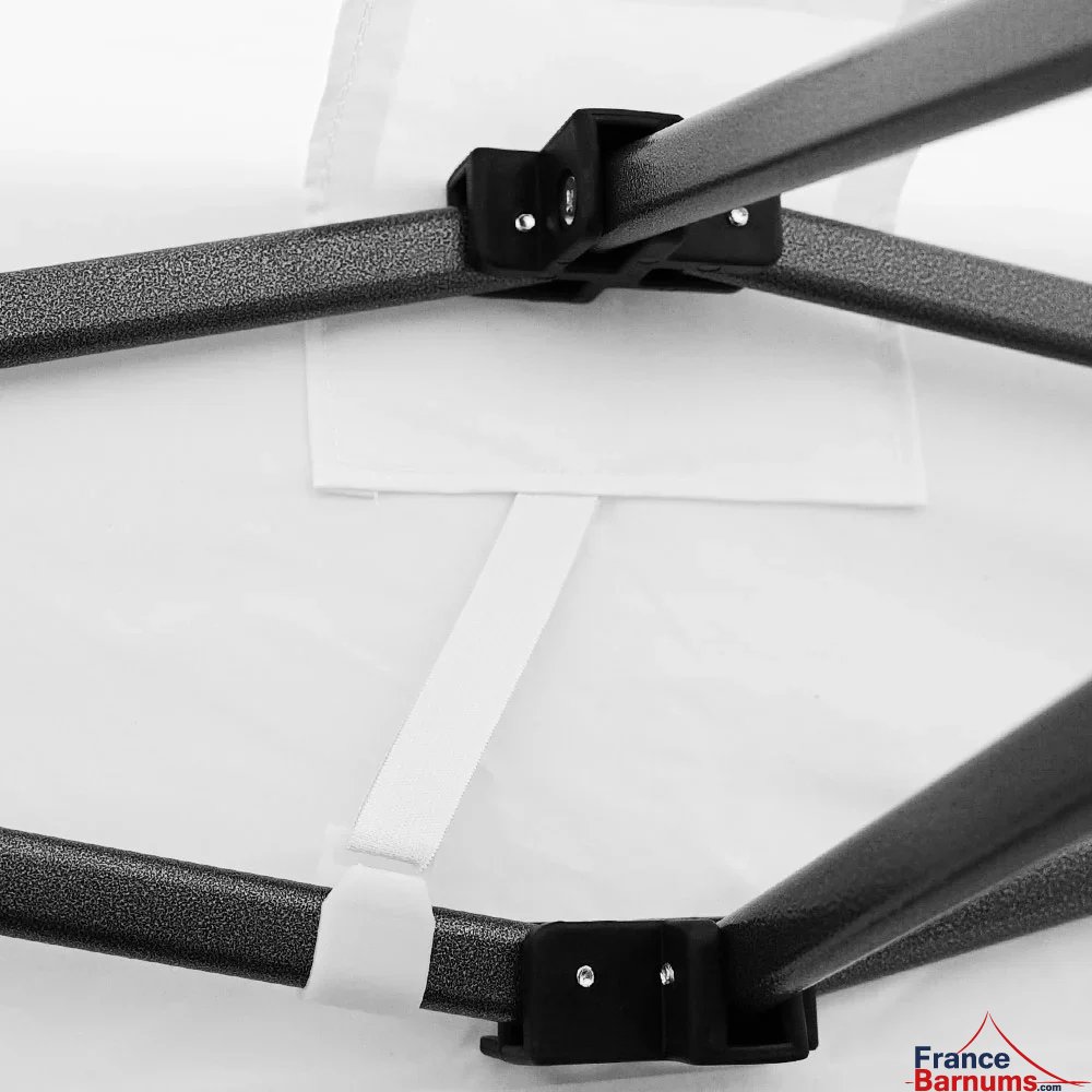 Notre abri Acier Loisirs discount est équipé d'élastiques avec crochets pour une bonne tension de la bâche de toit Notre abri Acier Loisirs discount est équipé d'élastiques avec crochets pour une bonne tension de la bâche de toit