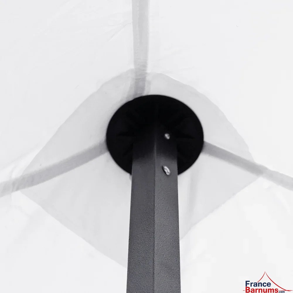 La bâche de toit de notre abri Acier Loisirs bon marché est renforcée au niveau de la pointe de mât La bâche de toit de notre abri Acier Loisirs bon marché est renforcée au niveau de la pointe de mât