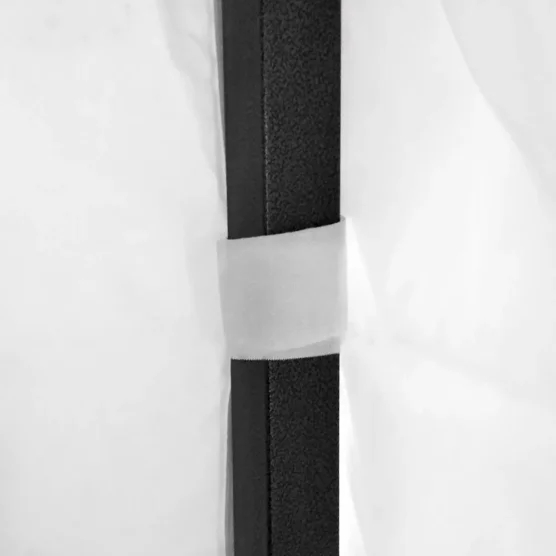 La bâche de toit de notre tente pliante Acier Loisirs à petit prix est renforcée aux angles pour une meilleure solidité La bâche de toit de notre tente pliante Acier Loisirs à petit prix est renforcée aux angles pour une meilleure solidité