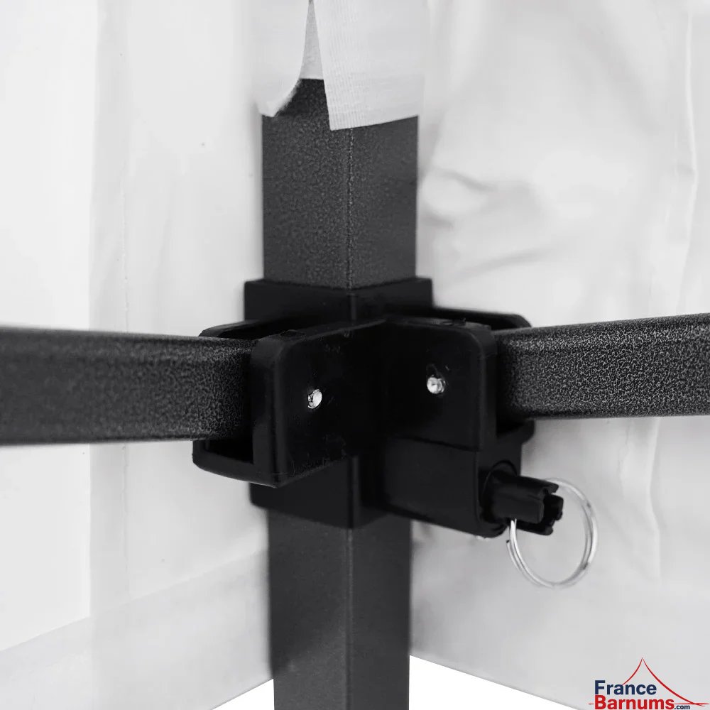 La bâche de toit de notre stand Acier Loisirs discount est renforcée au niveau des intersections La bâche de toit de notre stand Acier Loisirs discount est renforcée au niveau des intersections