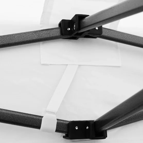 Notre abri Acier Loisirs discount est équipé d'élastiques avec crochets pour une bonne tension de la bâche de toit