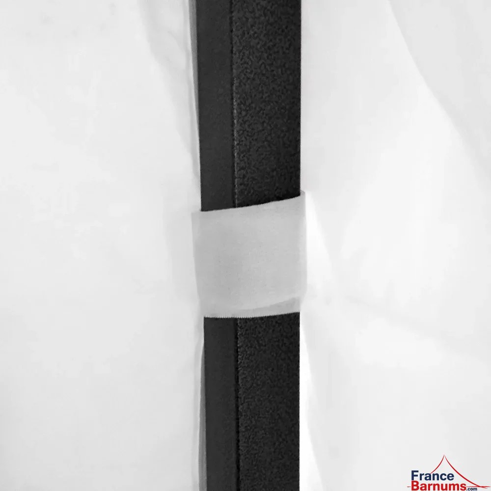 La bâche de toit de notre tente pliante Acier Loisirs à petit prix est renforcée aux angles pour une meilleure solidité La bâche de toit de notre tente pliante Acier Loisirs à petit prix est renforcée aux angles pour une meilleure solidité