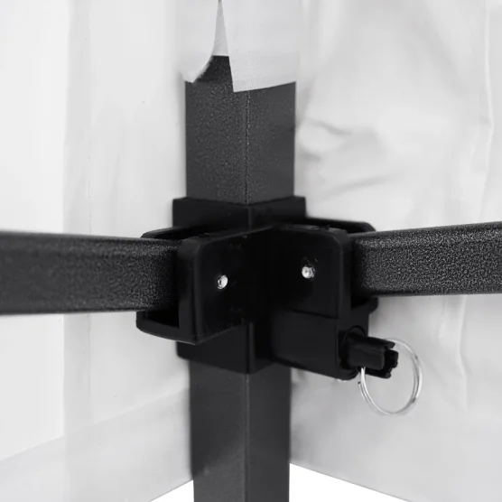 La bâche de toit de notre stand Acier Loisirs discount est renforcée au niveau des intersections La bâche de toit de notre stand Acier Loisirs discount est renforcée au niveau des intersections