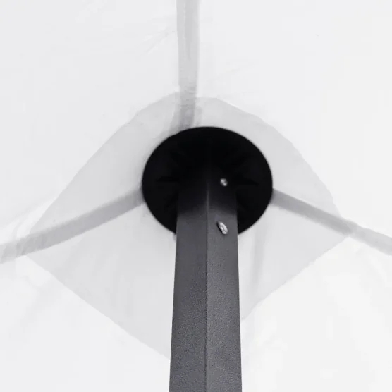 La bâche de toit de notre abri Acier Loisirs bon marché est renforcée au niveau de la pointe de mât La bâche de toit de notre abri Acier Loisirs bon marché est renforcée au niveau de la pointe de mât