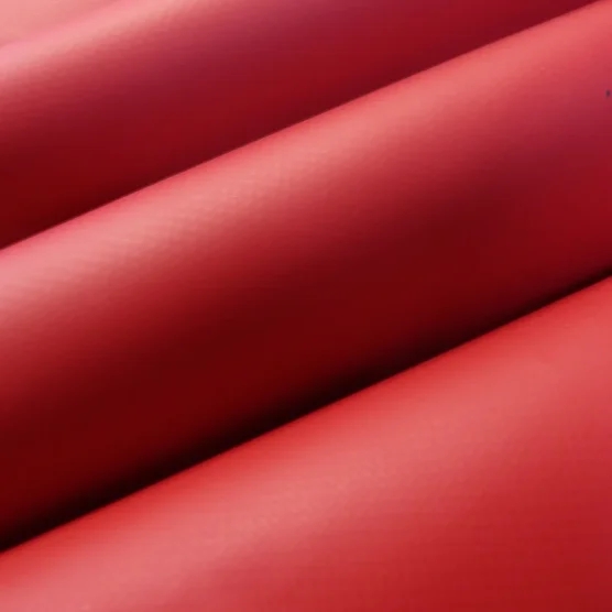 Bâche de toit en PVC 580 g/m2 de couleur rouge Bâche de toit en PVC 580 g/m2 de couleur rouge