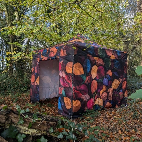 Le barnum pliant 3x3m FORÊT de la collection Capsule #2 avec son pack murs en situation Le barnum pliant 3x3m FORÊT de la collection Capsule #2 avec son pack murs en situation