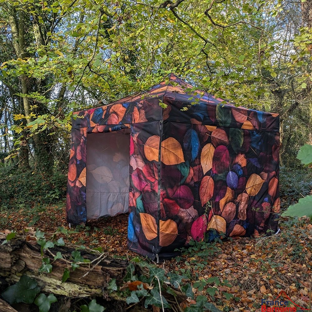 Le barnum pliant 3x3m FORÊT de la collection Capsule #2 avec son pack murs en situation Le barnum pliant 3x3m FORÊT de la collection Capsule #2 avec son pack murs en situation