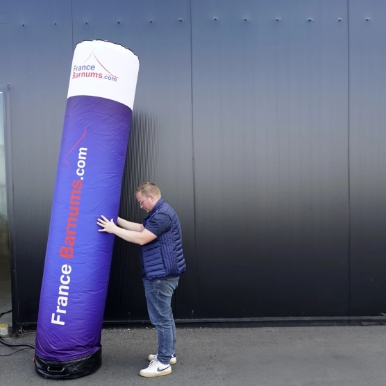 La colonne publicitaire se gonfle en deux à trois minutes La colonne publicitaire se gonfle en deux à trois minutes