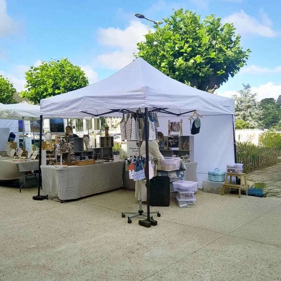 Photo d'un barnum 3x3 blanc avec un mur de la gamme Paddock sur une place