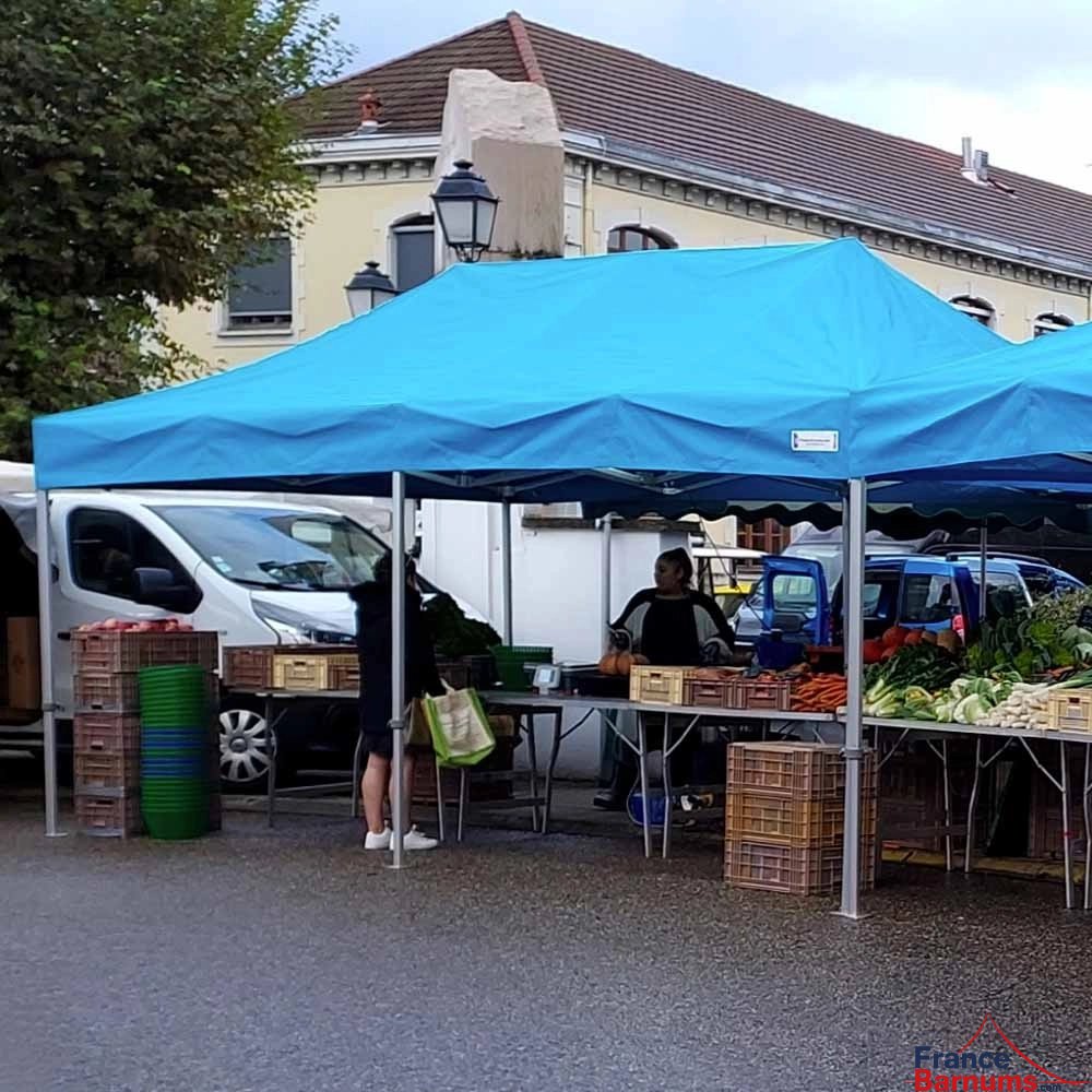 Photo d'une tente pliante 3x6 bleu ciel de la gamme Alu Pro 55 Luxe lors d'un marché Photo d'une tente pliante 3x6 bleu ciel de la gamme Alu Pro 55 Luxe lors d'un marché