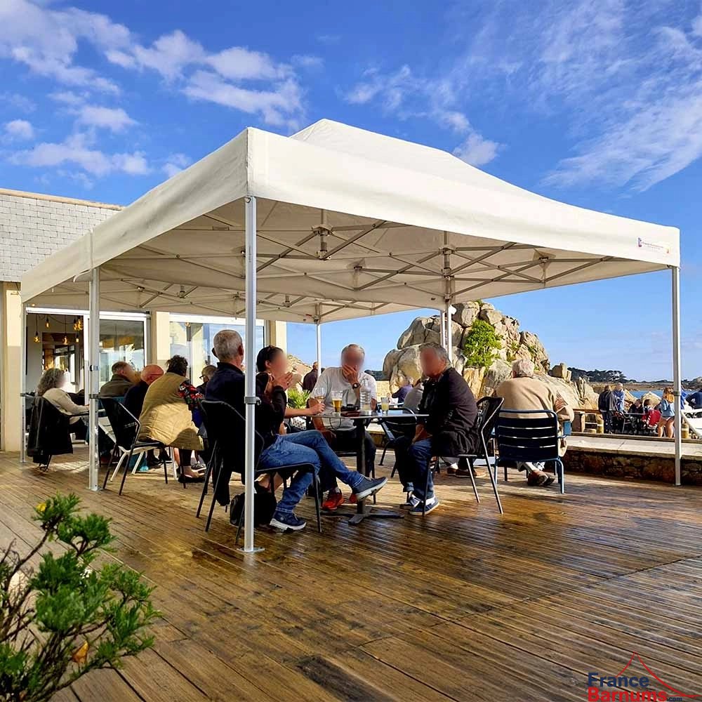 Photo d'un barnum 3x4,5 blanc de la gamme Alu Pro 55 Luxe sur une terrasse