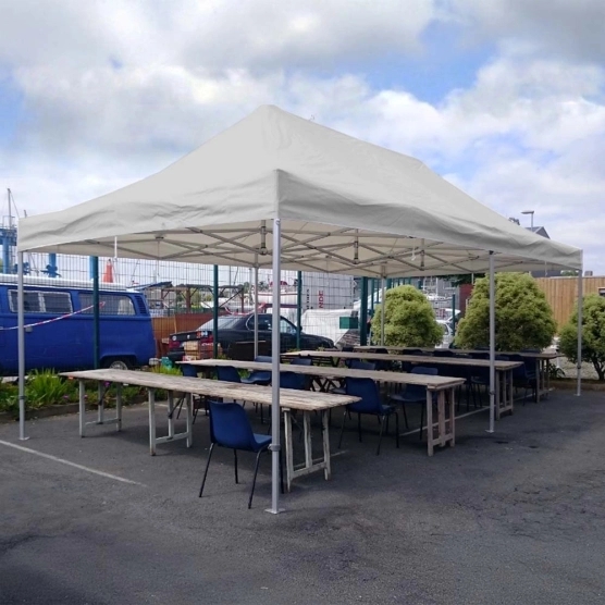 Photo d'un barnum 4x8 blanc de la gamme Alu Pro 55 Luxe utilisé en stand de restauration