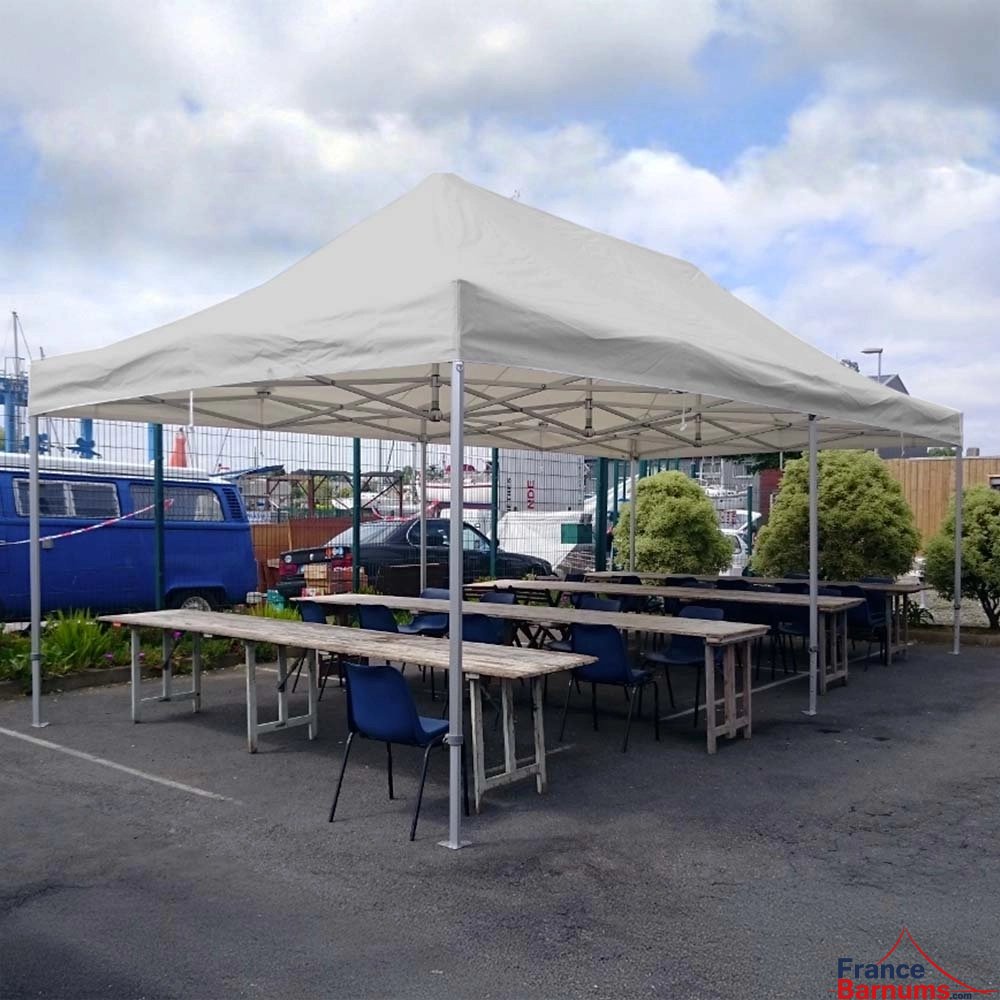 Photo d'un barnum 4x8 blanc de la gamme Alu Pro 55 Luxe utilisé en stand de restauration