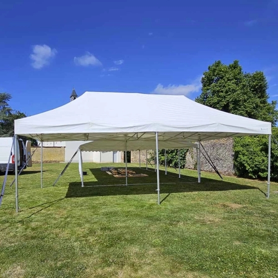 Photo d'un barnum pliant 5x5 blanc de la gamme Alu Pro 55 Luxe utilisé pour une réception