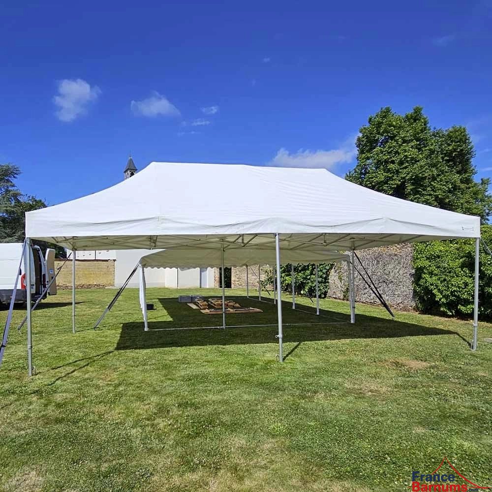 Photo d'une tente pliante 5x5 blanche de la gamme Alu Pro 55 Luxe utilisé pour une réception Photo d'une tente pliante 5x5 blanche de la gamme Alu Pro 55 Luxe utilisé pour une réception