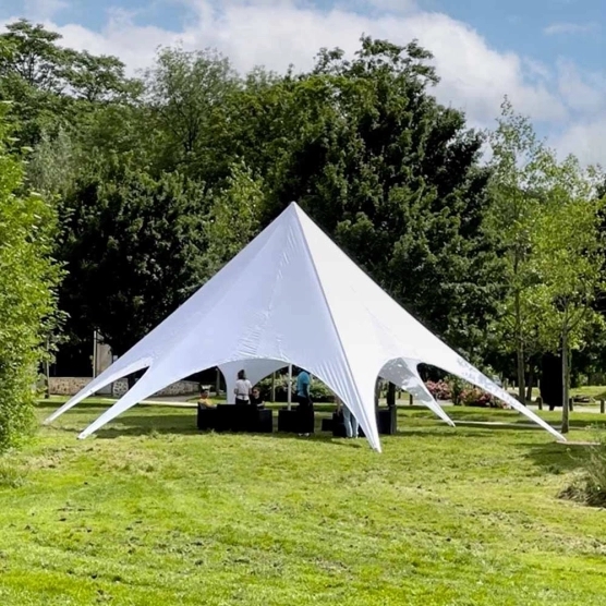 Tente étoile blanche d'un diamètre 10 lors d'un repas familial