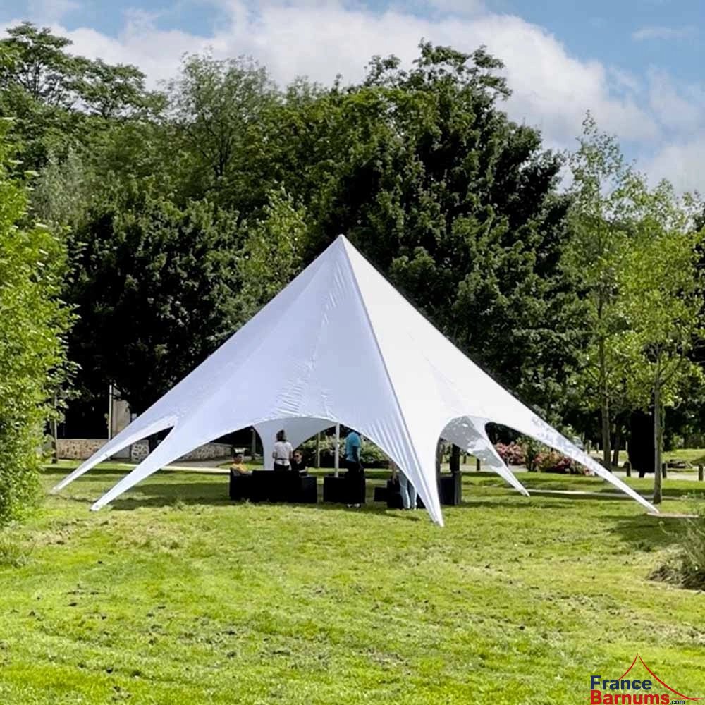 Tente étoile blanche d'un diamètre 10 lors d'un repas familial