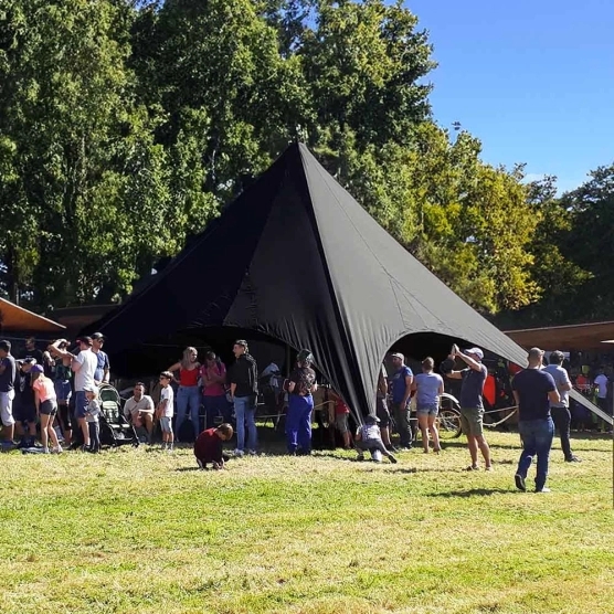 Tente étoile noire d'un diamètre 10 lors d'un repas familial Tente étoile noire d'un diamètre 10 lors d'un repas familial