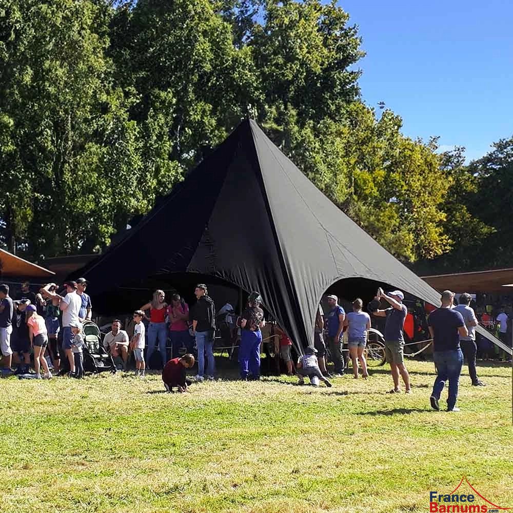 Tente étoile noire d'un diamètre 10 lors d'un repas familial Tente étoile noire d'un diamètre 10 lors d'un repas familial