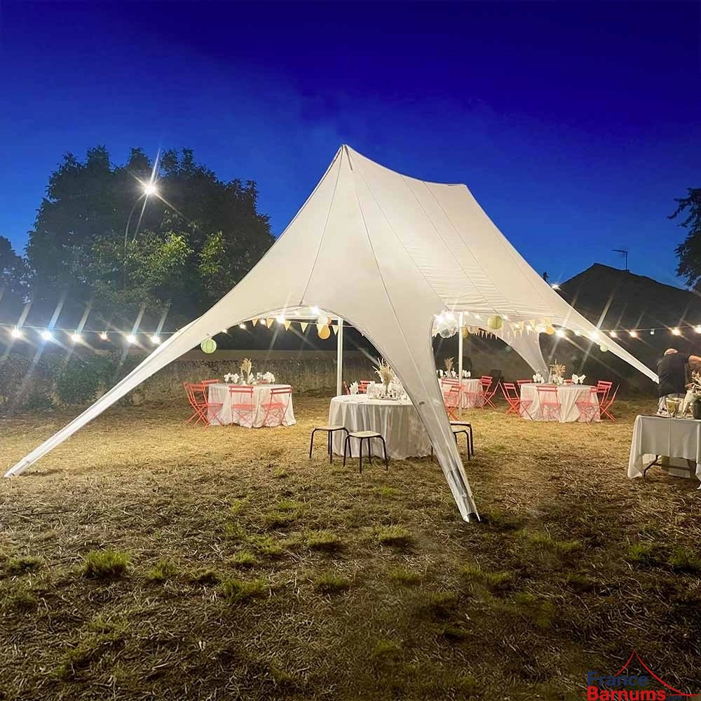 Tente étoile blanche de deux mâts lors d'une fête