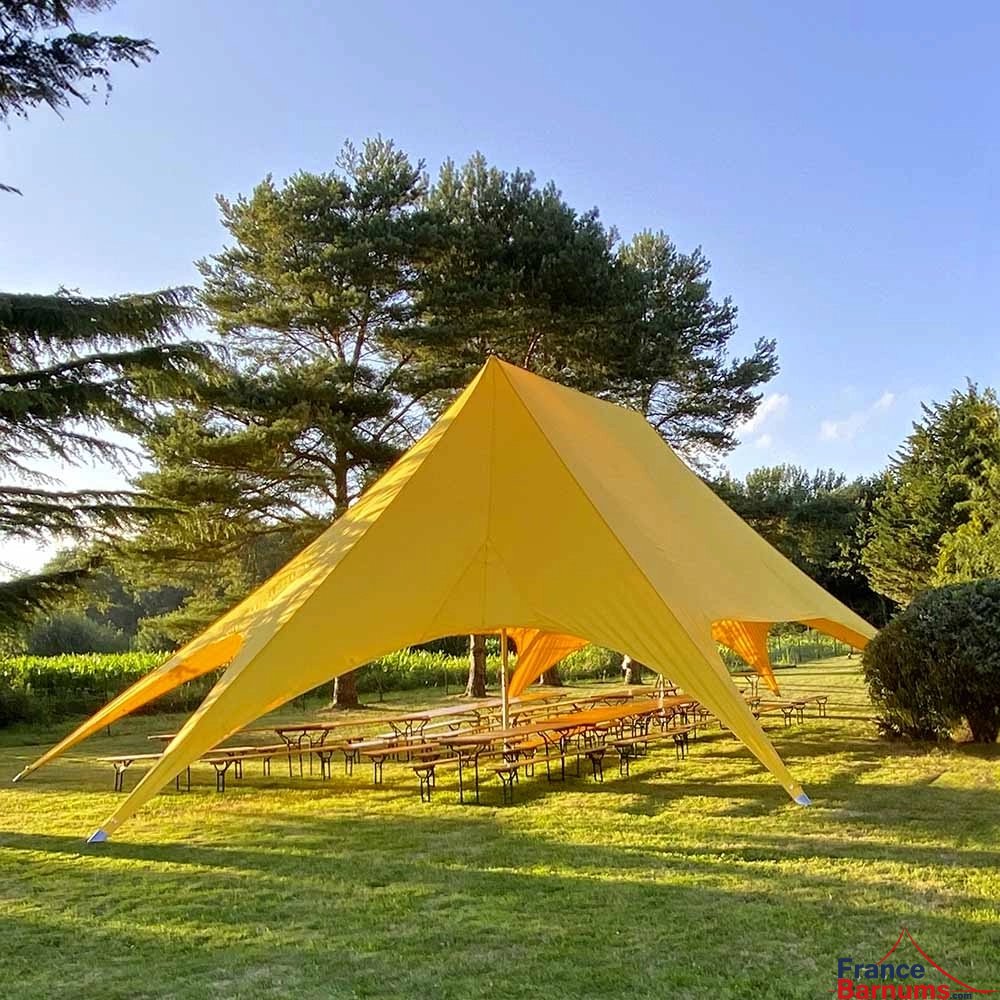 Tente étoile jaune de deux mâts lors d'une réception Tente étoile jaune de deux mâts lors d'une réception