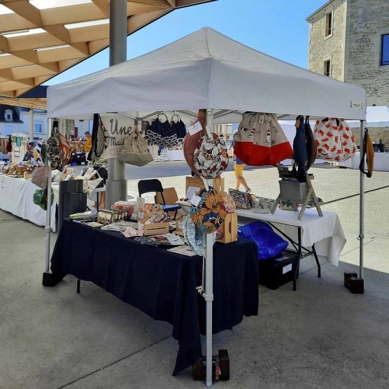 Photo d'un barnum 2,4 x 2,4m blanc de la gamme Alu Pro 45 Luxe lors d'un marché